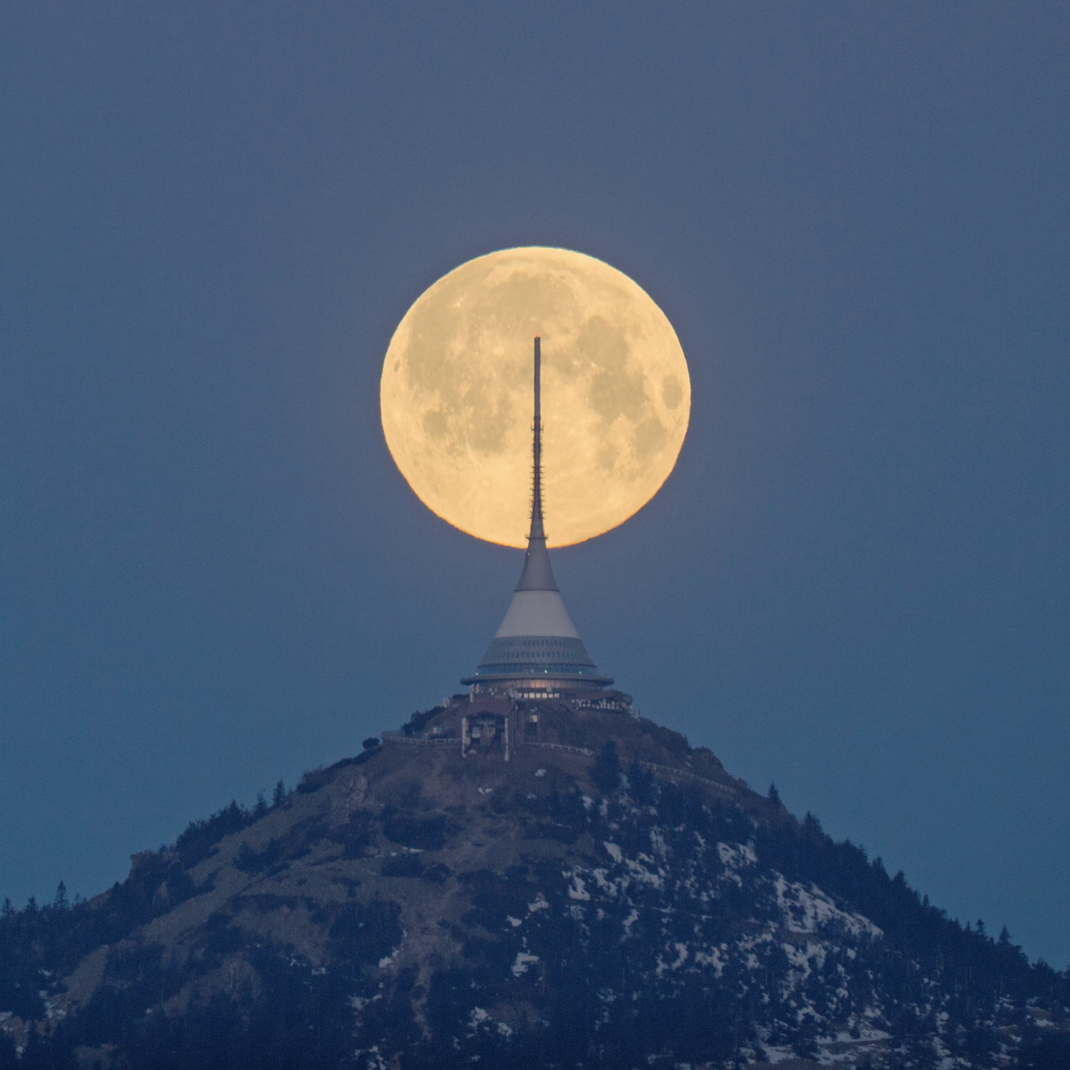 Měsíc za Ještědem